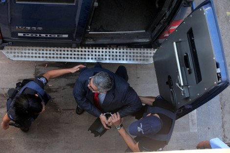 Ενταση μεταξύ χρυσαυγιτών-ΜΑΤ έξω από το Εφετείο κατά την άφιξη Μιχαλολιάκου -Εκτοξεύτηκαν πέτρες και χημικά [εικόνες] | iefimerida.gr 5