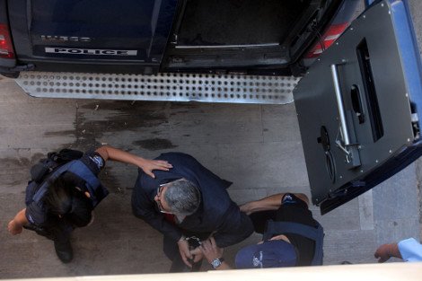 Ενταση μεταξύ χρυσαυγιτών-ΜΑΤ έξω από το Εφετείο κατά την άφιξη Μιχαλολιάκου -Εκτοξεύτηκαν πέτρες και χημικά [εικόνες] | iefimerida.gr 6