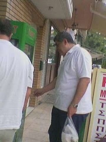 Τι έπιασε ο Νίκος Μιχαλολιάκος; Αρκουδάκι ή ρολόι; [εικόνες] | iefimerida.gr 1