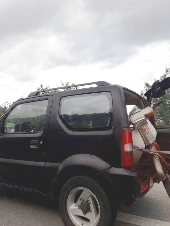 Κίνδυνος-θάνατος στην εθνική οδό της Κρήτης -Δείτε τι είχε φορτώσει πίσω από το τζιπ του [εικόνες] | iefimerida.gr 2