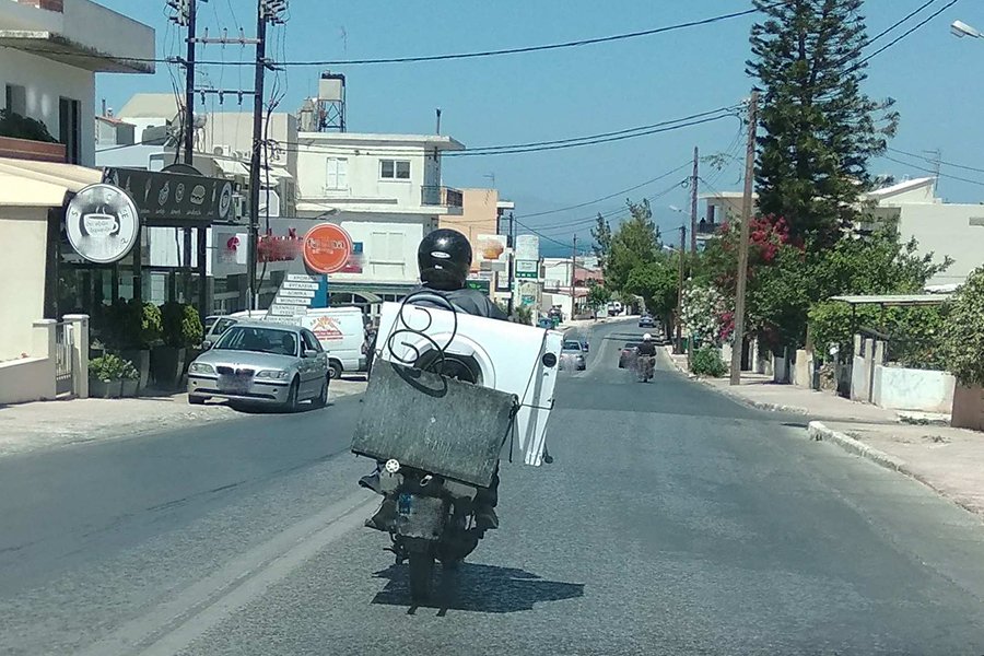 Κρήτη: Νομίζαμε ότι τα είχαμε δει όλα -Δείτε τι φόρτωσε στο μηχανάκι του! [εικόνα] | iefimerida.gr 0