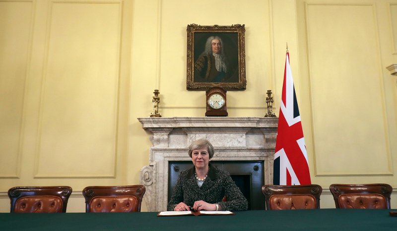 Ξεκινά και επίσημα το Brexit -Η Μέι υπέγραψε την επιστολή | iefimerida.gr 1