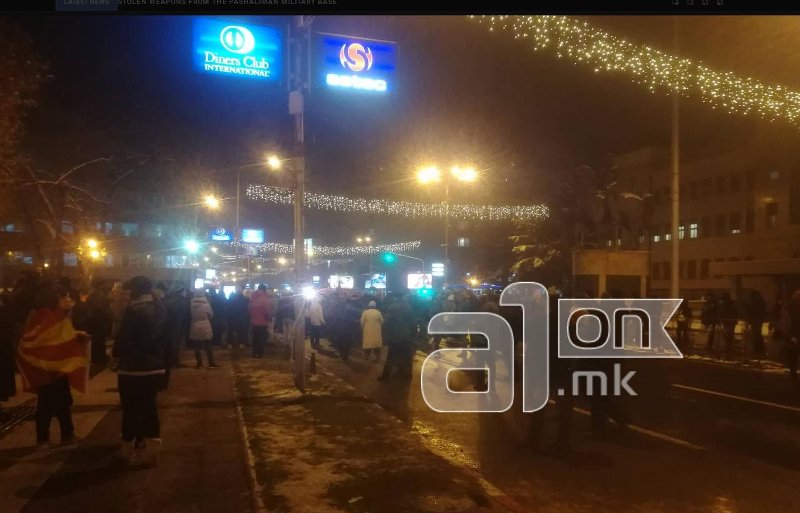 Εξω από την Βουλή των Σκοπίων συγκεντρώθηκαν μερικές δεκάδες άτομα που διαμαρτύρονταν κατά της Συμφωνίας