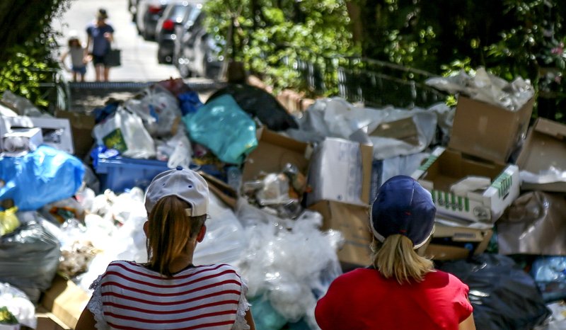 «Καμίνι» από σήμερα όλη η Ελλάδα -Eπικίνδυνο... μείγμα καύσωνα και σκουπιδιών στους δρόμους | iefimerida.gr 2