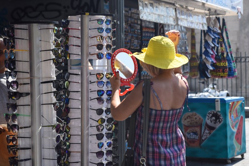 «Καμίνι» από σήμερα όλη η Ελλάδα -Eπικίνδυνο... μείγμα καύσωνα και σκουπιδιών στους δρόμους | iefimerida.gr 1
