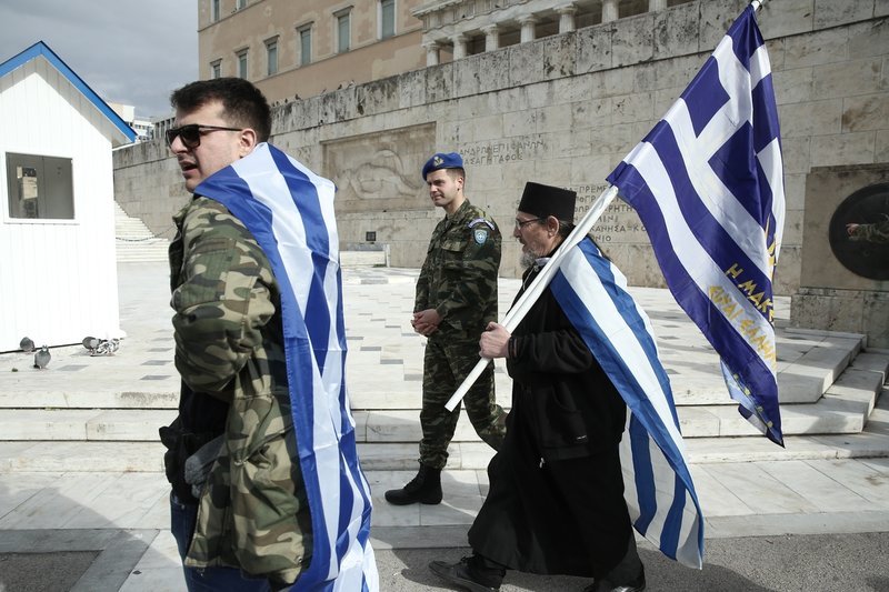 Συλλαλητήριο για τη Μακεδονία: Με παραδοσιακές φορεσιές, σημαίες και πανό στο Σύνταγμα [εικόνες] | iefimerida.gr 5