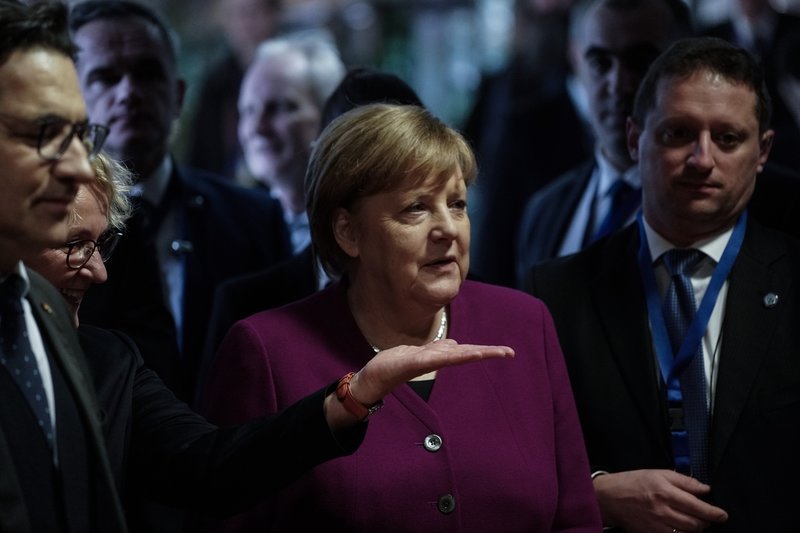 Το μυστήριο με το σακάκι της Ανγκελα Μέρκελ -Γιατί άλλοι το βλέπουν κόκκινο, άλλοι φούξια και άλλοι μοβ [εικόνες] | iefimerida.gr 9