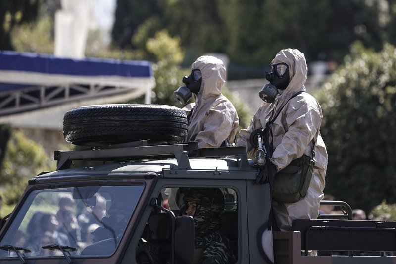 Τα κορίτσια του στρατού, τα φιλιά στους στρατιώτες, οι selfies με τα άρματα μάχης -Τα παραλειπόμενα της παρέλασης σε 50 φωτό [εικόνες] | iefimerida.gr 18