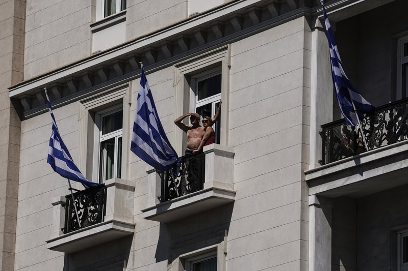 Παρέλαση από το μπαλκόνι της Μεγάλης Βρετάνιας, γυμνός από τη μέση και πάνω...