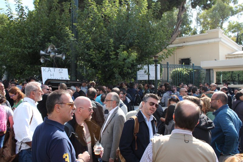 Η διαμαρτυρία εργαζομένων σε ΜΜΕ έξω από τη Βουλή για το «μαύρο» στα κανάλια [εικόνες] | iefimerida.gr 5