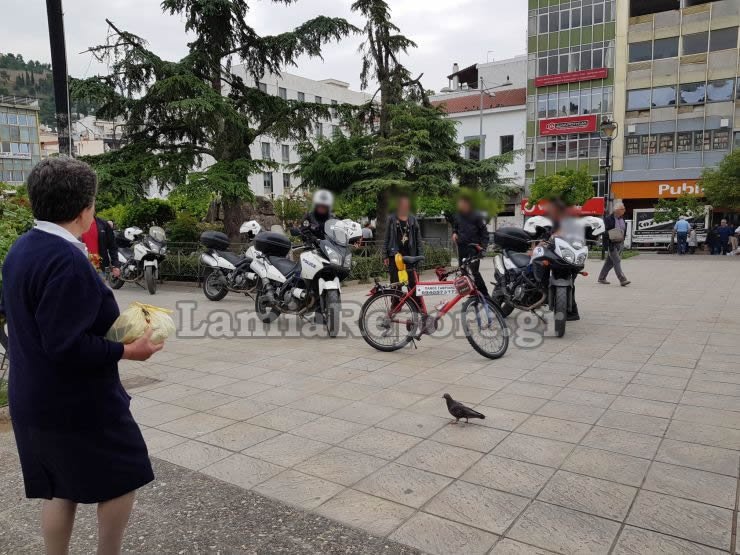 Τρελός καβγάς: Γυναίκες πιάστηκαν μαλλί με μαλλί σε κεντρική πλατεία της Λαμίας [εικόνες] | iefimerida.gr 2