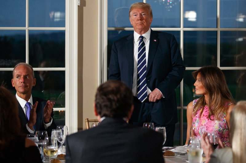 Η Μελάνια Τραμπ στα χνάρια της... Κέιτ Μίντλετον- Φόρεσε το ίδιο φόρεμα δύο φορές [εικόνες] | iefimerida.gr 2