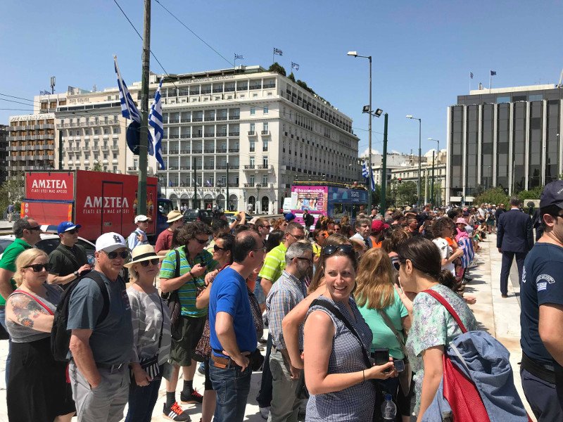 Πλήθος κόσμου στο Μνημείο του Αγνωστου Στρατιώτη για τον Κάρολο και την Καμίλα [εικόνες] | iefimerida.gr 10