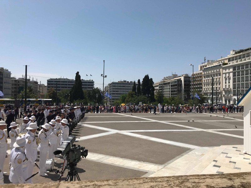 Πλήθος κόσμου στο Μνημείο του Αγνωστου Στρατιώτη για τον Κάρολο και την Καμίλα [εικόνες] | iefimerida.gr 11