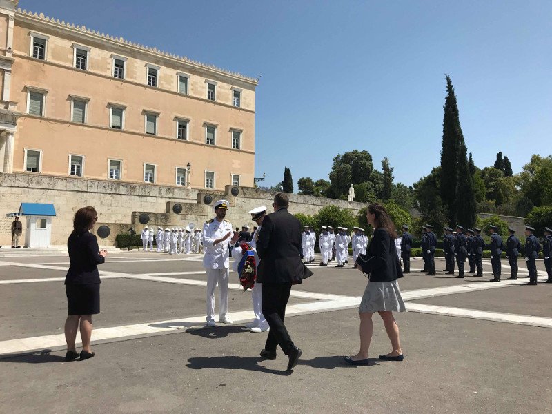 Πλήθος κόσμου στο Μνημείο του Αγνωστου Στρατιώτη για τον Κάρολο και την Καμίλα [εικόνες] | iefimerida.gr 12