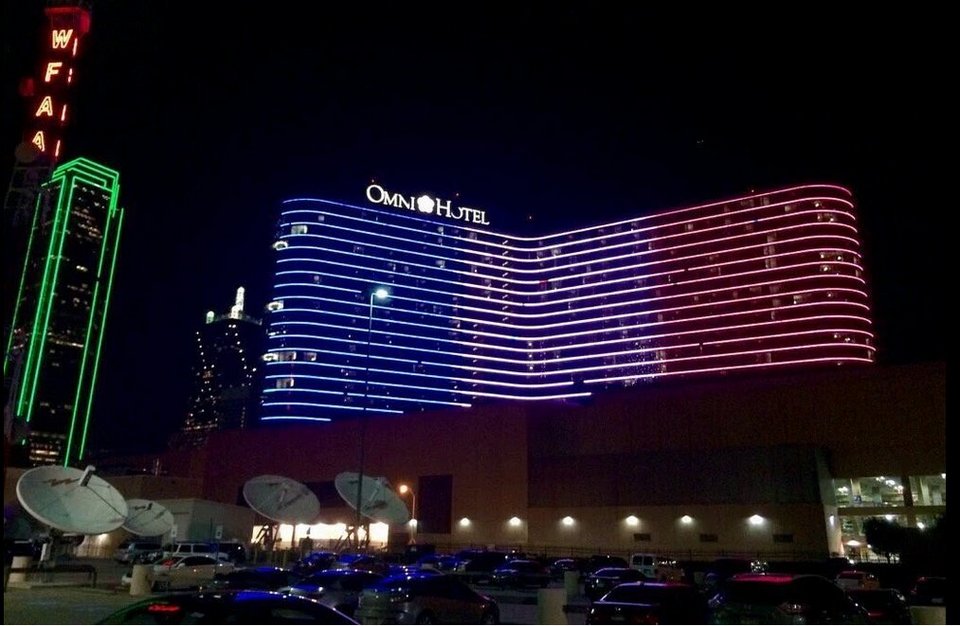 Μπλε, λευκό, κόκκινο -Κτίρια φωτίστηκαν στα γαλλικά χρώματα για να τιμήσουν τα θύματα [εικόνες] | iefimerida.gr 4