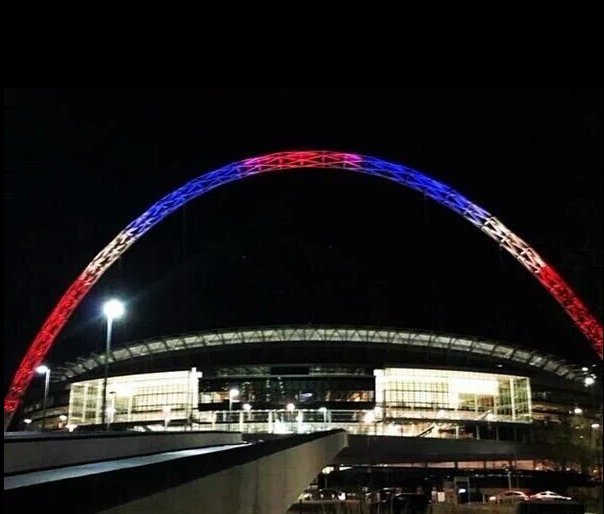 Μπλε, λευκό, κόκκινο -Κτίρια φωτίστηκαν στα γαλλικά χρώματα για να τιμήσουν τα θύματα [εικόνες] | iefimerida.gr 6