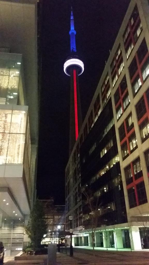 Μπλε, λευκό, κόκκινο -Κτίρια φωτίστηκαν στα γαλλικά χρώματα για να τιμήσουν τα θύματα [εικόνες] | iefimerida.gr 5