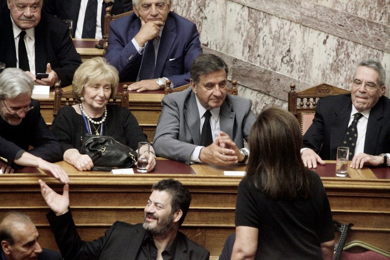 Παιδιά, εγγόνια, φίλοι στο πολιτικό μνημόσυνο Μητσοτάκη στη Βουλή [εικόνες] | iefimerida.gr 13