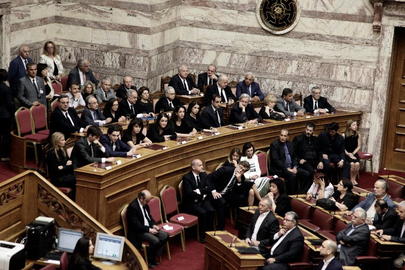 Παιδιά, εγγόνια, φίλοι στο πολιτικό μνημόσυνο Μητσοτάκη στη Βουλή [εικόνες] | iefimerida.gr 12