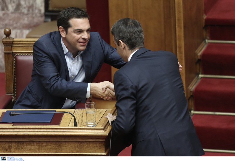 Παιδιά, εγγόνια, φίλοι στο πολιτικό μνημόσυνο Μητσοτάκη στη Βουλή [εικόνες] | iefimerida.gr 14