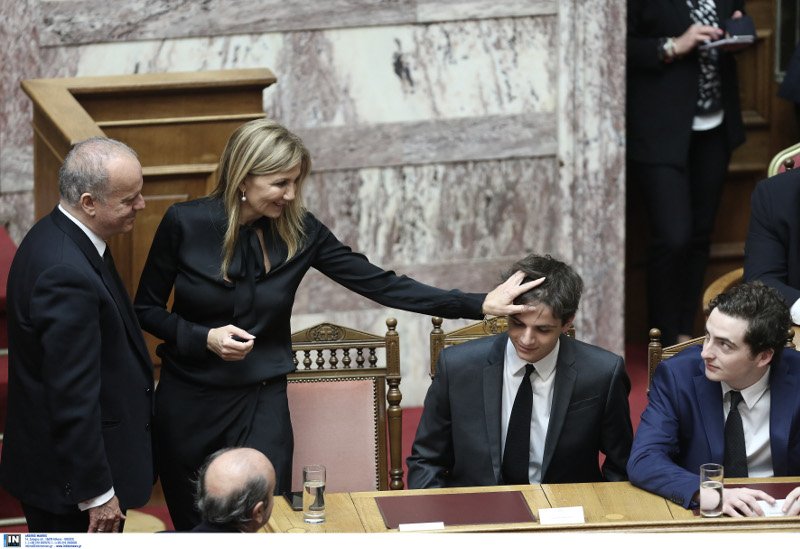 Παιδιά, εγγόνια, φίλοι στο πολιτικό μνημόσυνο Μητσοτάκη στη Βουλή [εικόνες] | iefimerida.gr 11