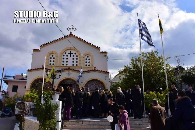 Eνας χρόνος από τον θάνατο των τριών πιλότων στην Κίναρο -Σε κλίμα συγκίνησης οι τελετές [εικόνες & βίντεο] | iefimerida.gr 10