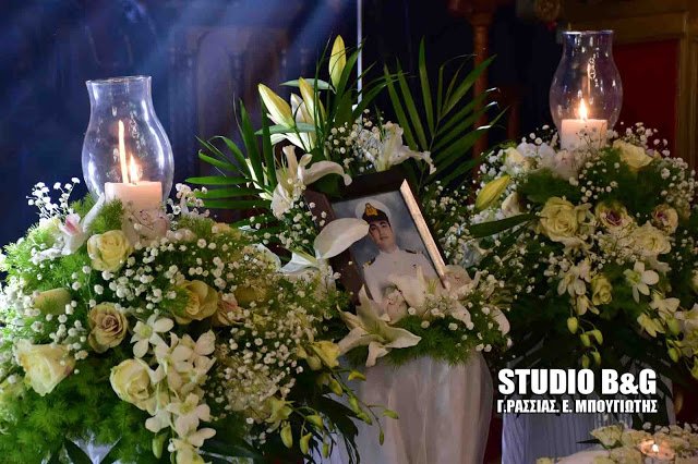 Eνας χρόνος από τον θάνατο των τριών πιλότων στην Κίναρο -Σε κλίμα συγκίνησης οι τελετές [εικόνες & βίντεο] | iefimerida.gr 1