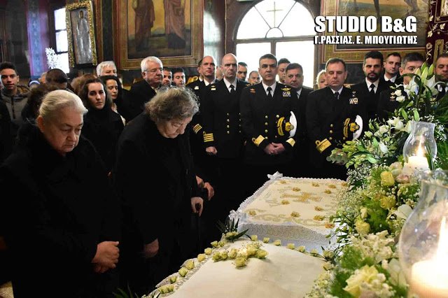 Eνας χρόνος από τον θάνατο των τριών πιλότων στην Κίναρο -Σε κλίμα συγκίνησης οι τελετές [εικόνες & βίντεο] | iefimerida.gr 0