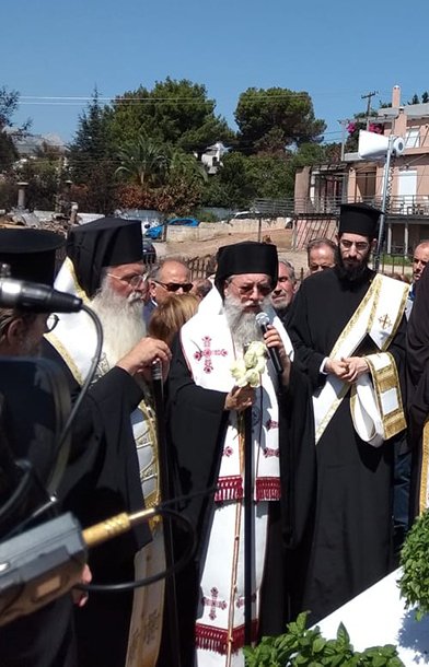 Πυρκαγιά στο Μάτι: Θρήνος στο μνημόσυνο για τα θύματα -Εριξαν λευκά τριαντάφυλλα στη θάλασσα | iefimerida.gr 1