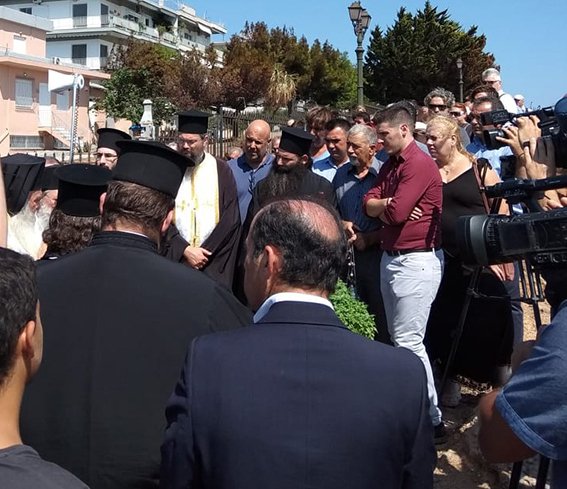 Πυρκαγιά στο Μάτι: Θρήνος στο μνημόσυνο για τα θύματα -Εριξαν λευκά τριαντάφυλλα στη θάλασσα | iefimerida.gr 0