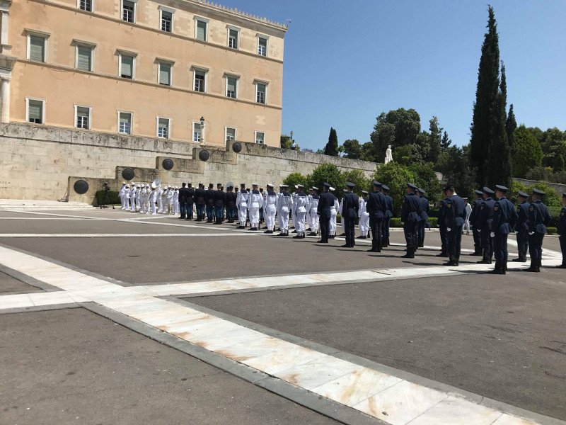 Πλήθος κόσμου στο Μνημείο του Αγνωστου Στρατιώτη για τον Κάρολο και την Καμίλα [εικόνες] | iefimerida.gr 13