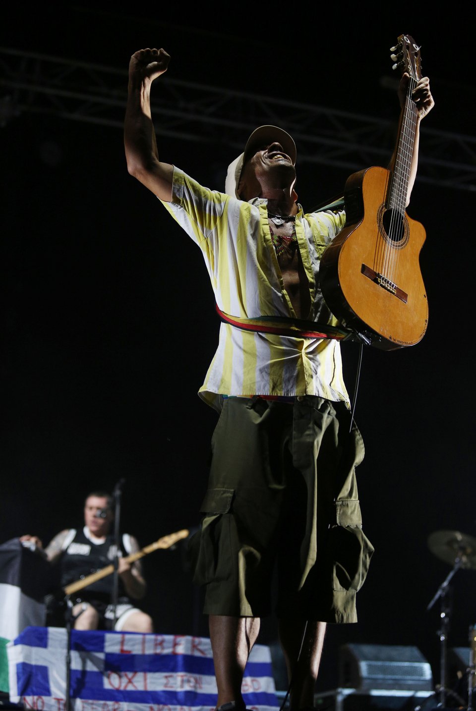 Το μήνυμα στήριξης του Manu Chao στους Ελληνες: Στη σκηνή με την ελληνική σημαία [εικόνες] | iefimerida.gr 0