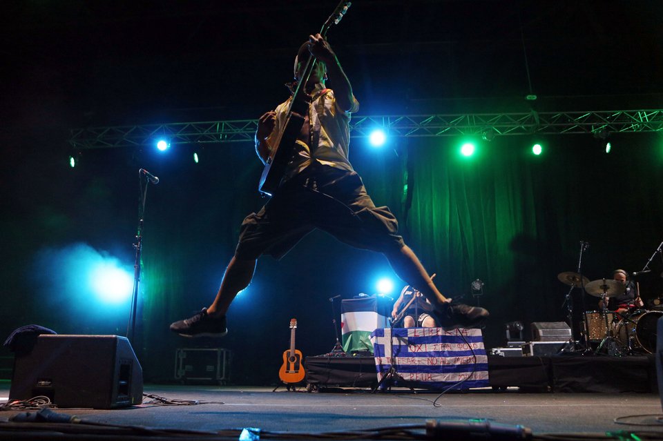 Το μήνυμα στήριξης του Manu Chao στους Ελληνες: Στη σκηνή με την ελληνική σημαία [εικόνες] | iefimerida.gr 9