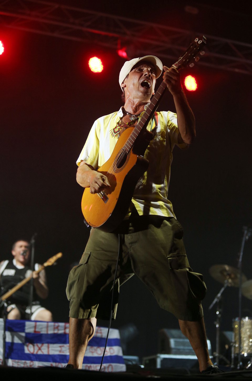 Το μήνυμα στήριξης του Manu Chao στους Ελληνες: Στη σκηνή με την ελληνική σημαία [εικόνες] | iefimerida.gr 1
