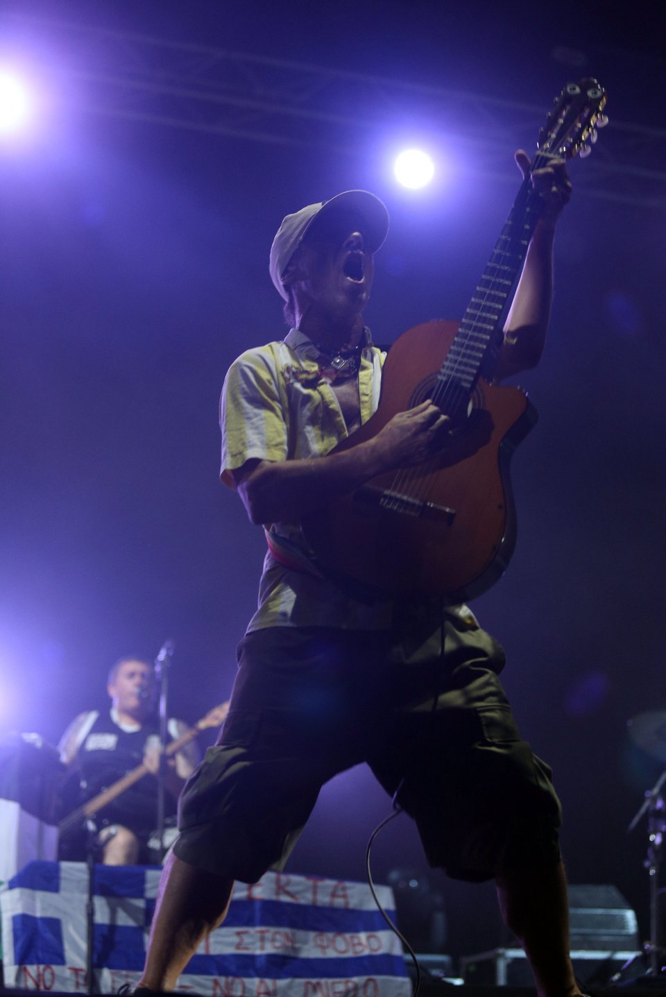 Το μήνυμα στήριξης του Manu Chao στους Ελληνες: Στη σκηνή με την ελληνική σημαία [εικόνες] | iefimerida.gr 2