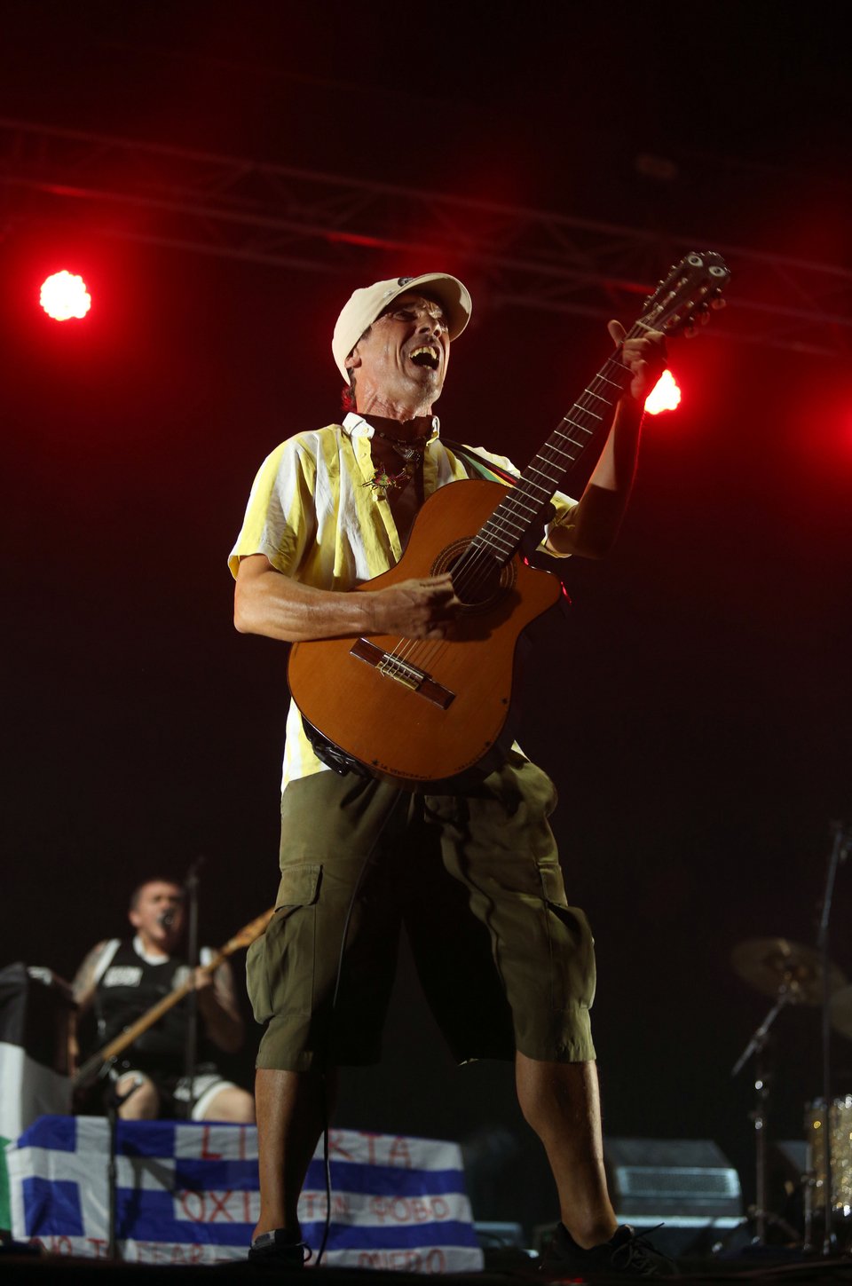 Το μήνυμα στήριξης του Manu Chao στους Ελληνες: Στη σκηνή με την ελληνική σημαία [εικόνες] | iefimerida.gr 3