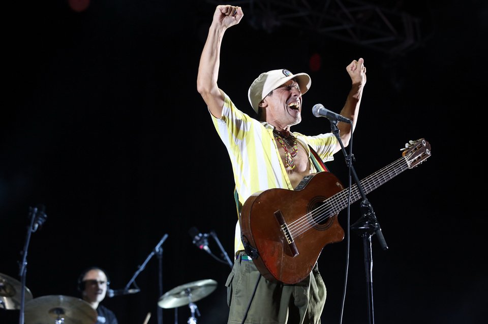 Το μήνυμα στήριξης του Manu Chao στους Ελληνες: Στη σκηνή με την ελληνική σημαία [εικόνες] | iefimerida.gr 4