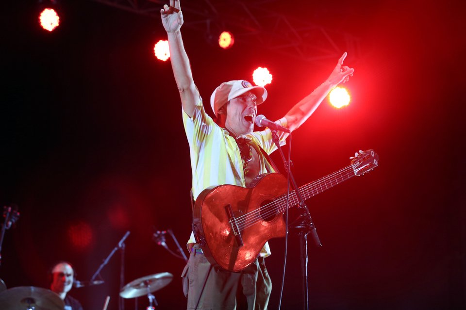 Το μήνυμα στήριξης του Manu Chao στους Ελληνες: Στη σκηνή με την ελληνική σημαία [εικόνες] | iefimerida.gr 6