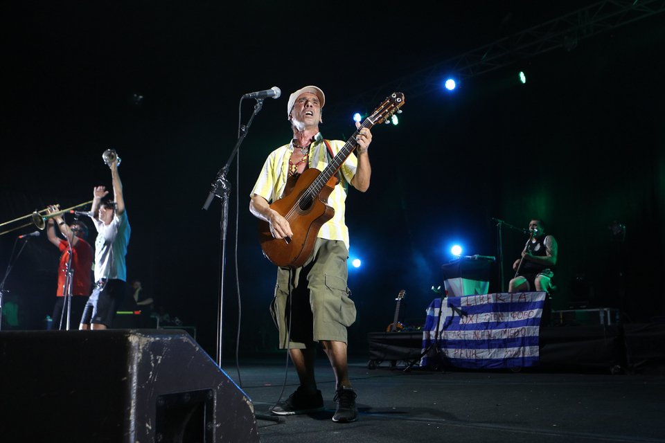 Το μήνυμα στήριξης του Manu Chao στους Ελληνες: Στη σκηνή με την ελληνική σημαία [εικόνες] | iefimerida.gr 7
