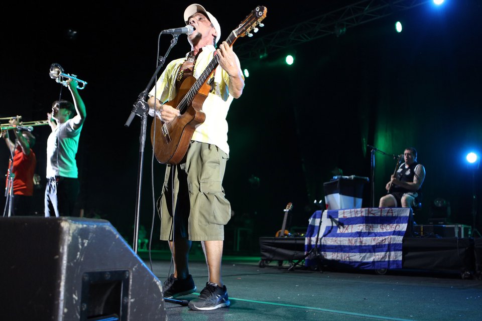 Το μήνυμα στήριξης του Manu Chao στους Ελληνες: Στη σκηνή με την ελληνική σημαία [εικόνες] | iefimerida.gr 8