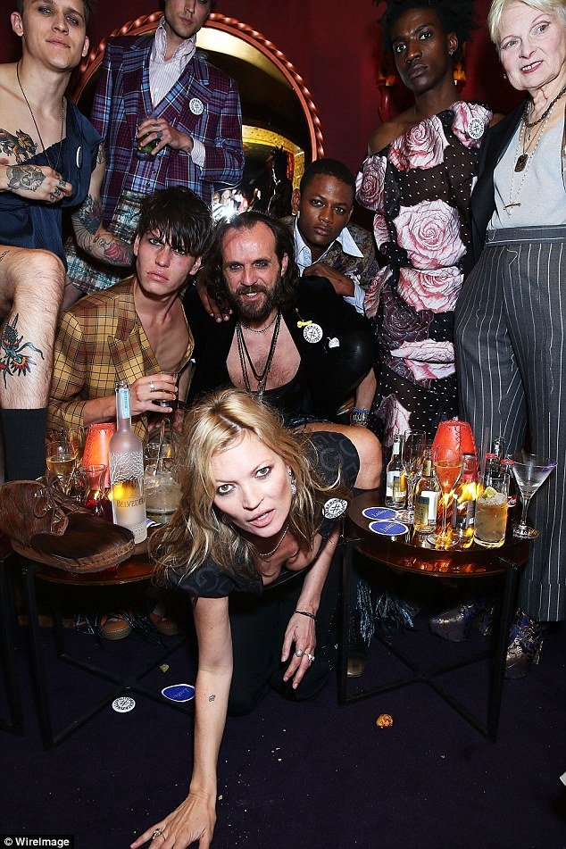 «Λιώμα» ξανά η Κέιτ Μος - Ποζάρει προκλητικά στο πάτωμα ενός μπαρ [εικόνες]  | iefimerida.gr 1