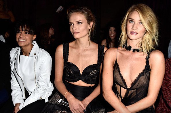 Ρόζι Χάντινγκτον σχεδόν γυμνή στο Παρίσι [εικόνες]  | iefimerida.gr 4