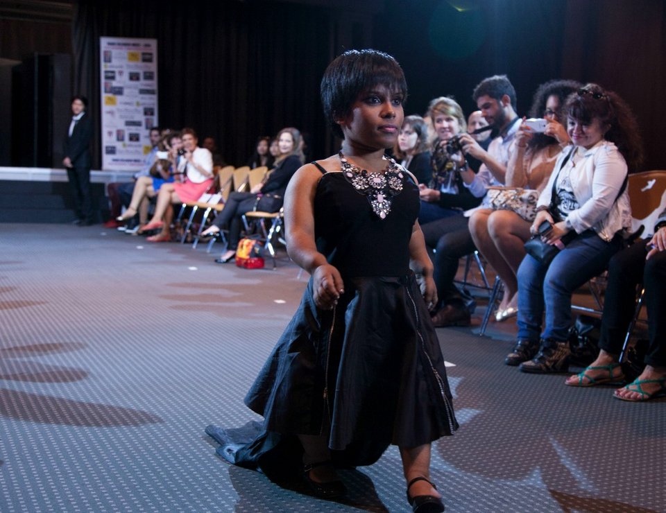 Μικρόσωμες καλλονές: Τοπ μόντελ με ύψος κάτω του 1,30 μ. σε επίδειξη στο Παρίσι [εικόνες]      | iefimerida.gr 1