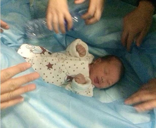 Φρίκη στην Κίνα: Μάνα-τέρας πέταξε το νεογέννητό της στην τουαλέτα [εικόνες] | iefimerida.gr 2