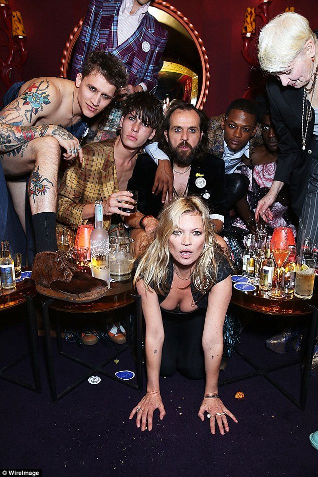 «Λιώμα» ξανά η Κέιτ Μος - Ποζάρει προκλητικά στο πάτωμα ενός μπαρ [εικόνες]  | iefimerida.gr 2