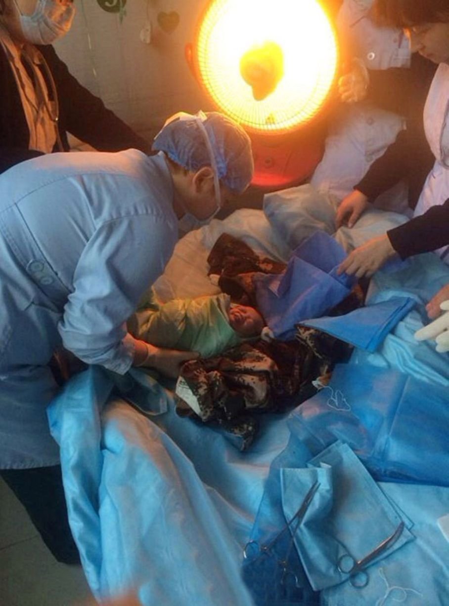 Φρίκη στην Κίνα: Μάνα-τέρας πέταξε το νεογέννητό της στην τουαλέτα [εικόνες] | iefimerida.gr 0