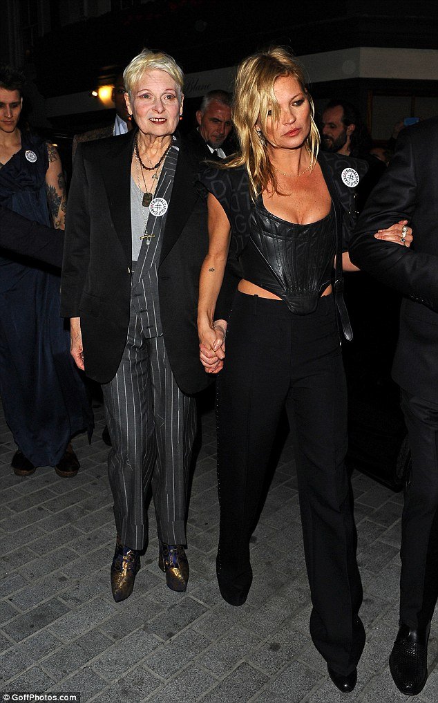 «Λιώμα» ξανά η Κέιτ Μος - Ποζάρει προκλητικά στο πάτωμα ενός μπαρ [εικόνες]  | iefimerida.gr 4