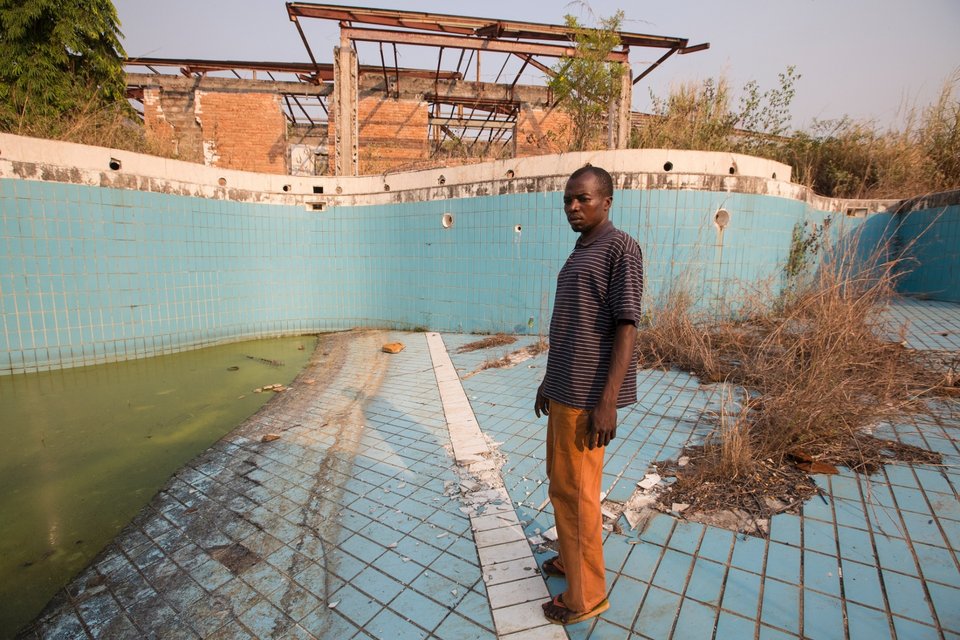 Οι Βερσαλίες της Αφρικής: Η μεγαλομανία ενός δικτάτορα και τα παλάτια της απίστευτης χλιδής που τώρα ρημάζουν [εικόνες] | iefimerida.gr 13