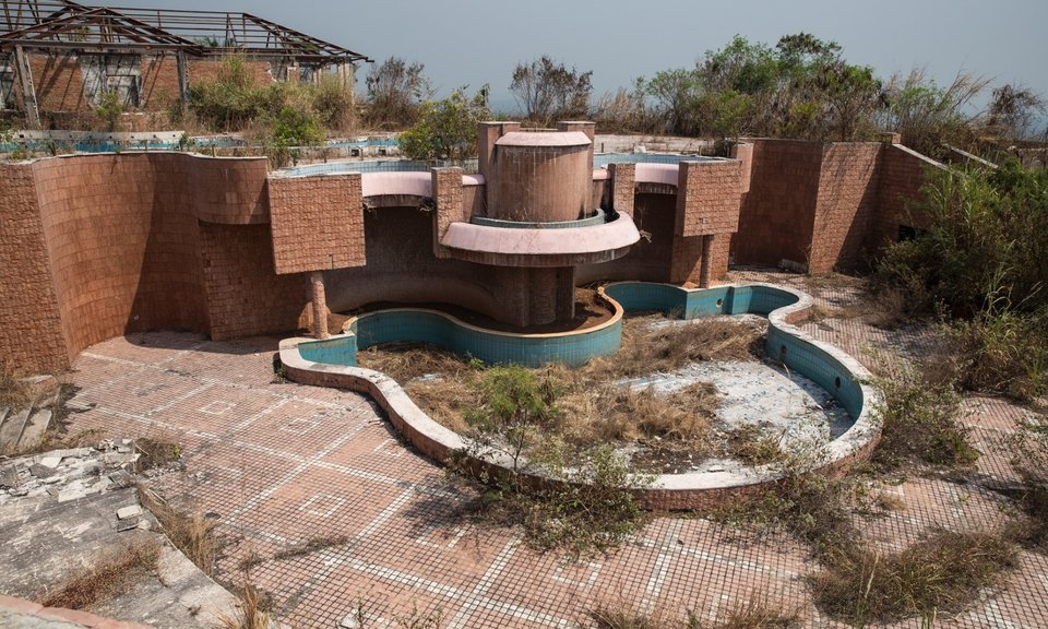 Οι Βερσαλίες της Αφρικής: Η μεγαλομανία ενός δικτάτορα και τα παλάτια της απίστευτης χλιδής που τώρα ρημάζουν [εικόνες] | iefimerida.gr 6